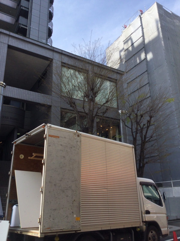 朝霞市　東弁財　マンション　11階　不用品　回収　3LDK　食器棚　机　イス　本棚　エアコン